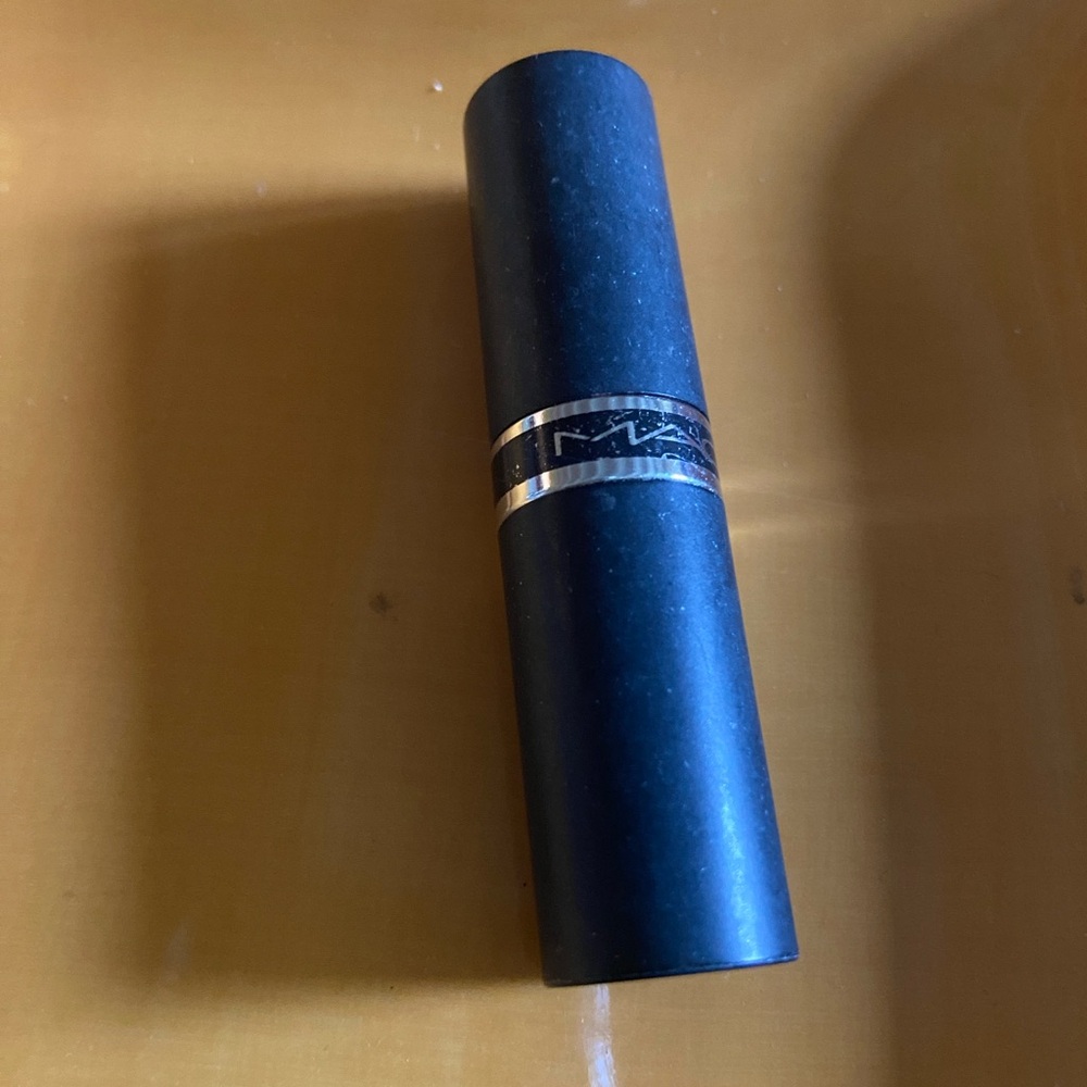 MAC.  Lipstick. Spirit  broken tip  retro